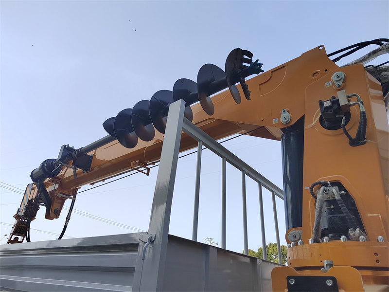 SINOTRUK HOWO 6×6 telescopic boom truck