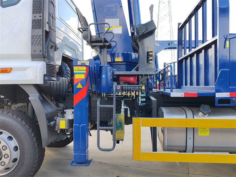 HOWO NX 6X4 mobile truck with crane
