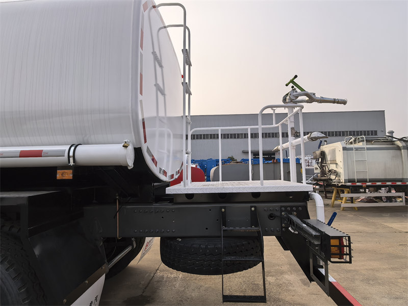 Howo water tank truck